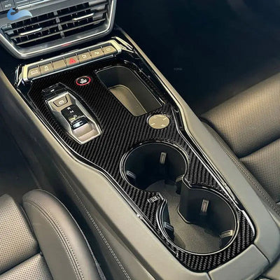 Garniture console centrale carbone posée sur une Audi RS e-tron GT, du sélecteur jusqu'aux porte-gobelets