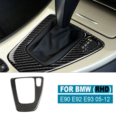 Garniture console centrale carbone BMW E90 version conduite à droite, posée sur la console