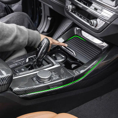 Garniture console centrale carbone montée sur BMW X3 G01 autour du sélecteur, du rangement et de l'iDrive