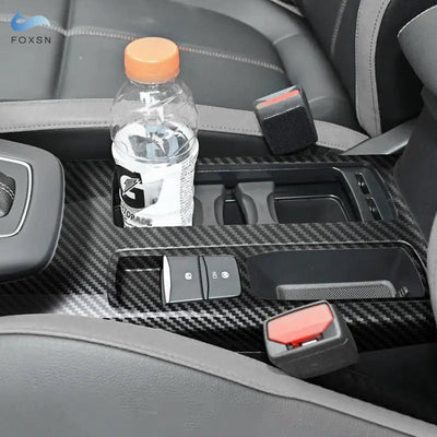 Garniture console centrale carbone montée sur une Ford Focus 4 restylée autour des porte-gobelets et du frein de stationnement