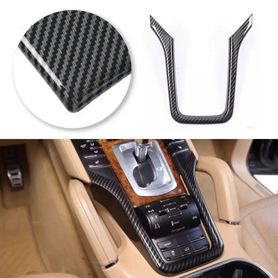 Garniture console centrale carbone montée autour des commandes d'un Porsche Cayenne 958, avec la pièce seule et un détail du vernis