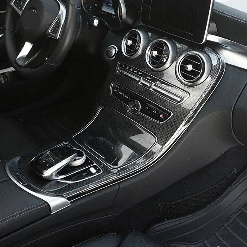 Garniture console centrale carbone montée sur Mercedes Classe C W205, des aérateurs jusqu'au pavé tactile