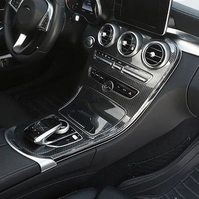 Garniture console centrale carbone montée sur Mercedes Classe C W205, des aérateurs jusqu'au pavé tactile