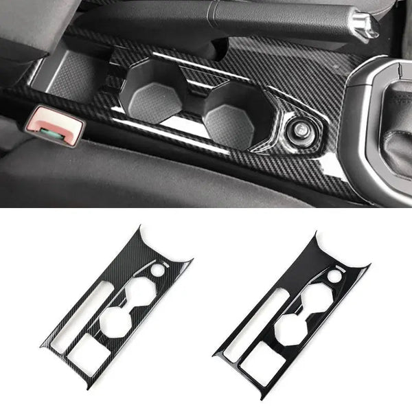 Garniture console centrale Polo 6 en finition carbone montée autour des porte-gobelets, avec les versions carbone et noir laqué présentées dessous