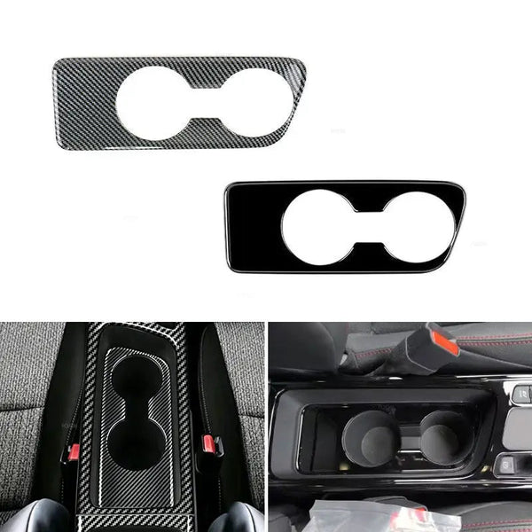 Garniture console centrale Toyota Yaris Cross en carbone et en noir laqué, seules et montées autour des porte-gobelets
