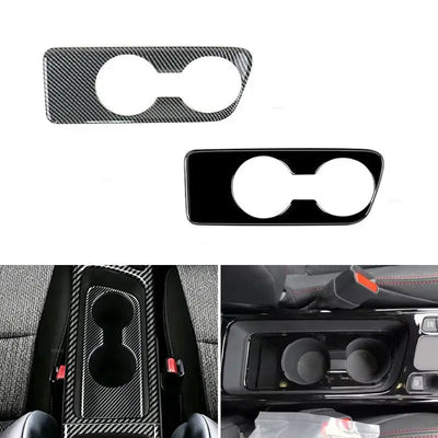 Garniture console centrale Toyota Yaris Cross en carbone et en noir laqué, seules et montées autour des porte-gobelets