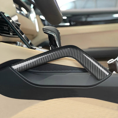 Poignée de maintien de console centrale habillée aspect carbone dans un Porsche Cayenne à intérieur beige
