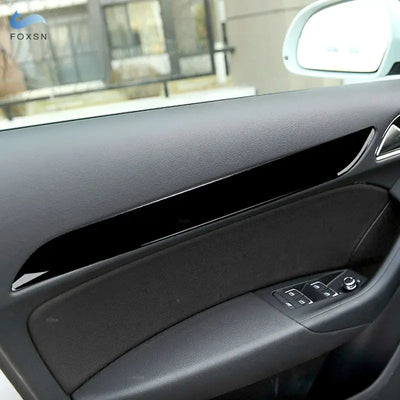 Garniture portière Audi Q3 8U en noir laqué posée sur l'insert du panneau de porte avant
