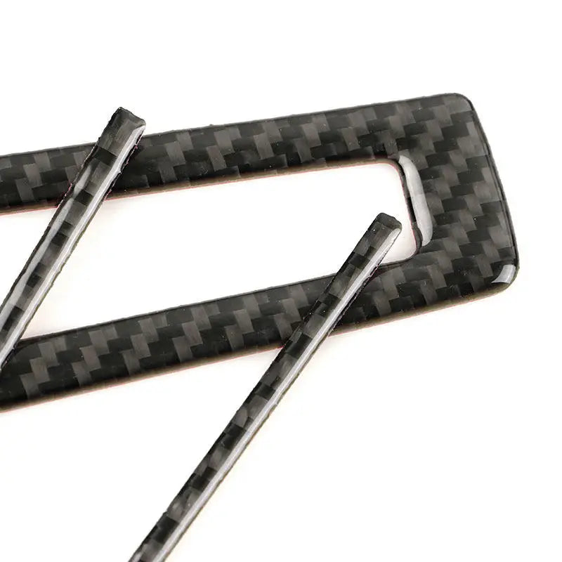 Gros plan sur la trame carbone des inserts de volant pour Ford Mustang