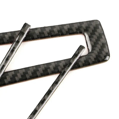 Gros plan sur la trame carbone des inserts de volant pour Ford Mustang