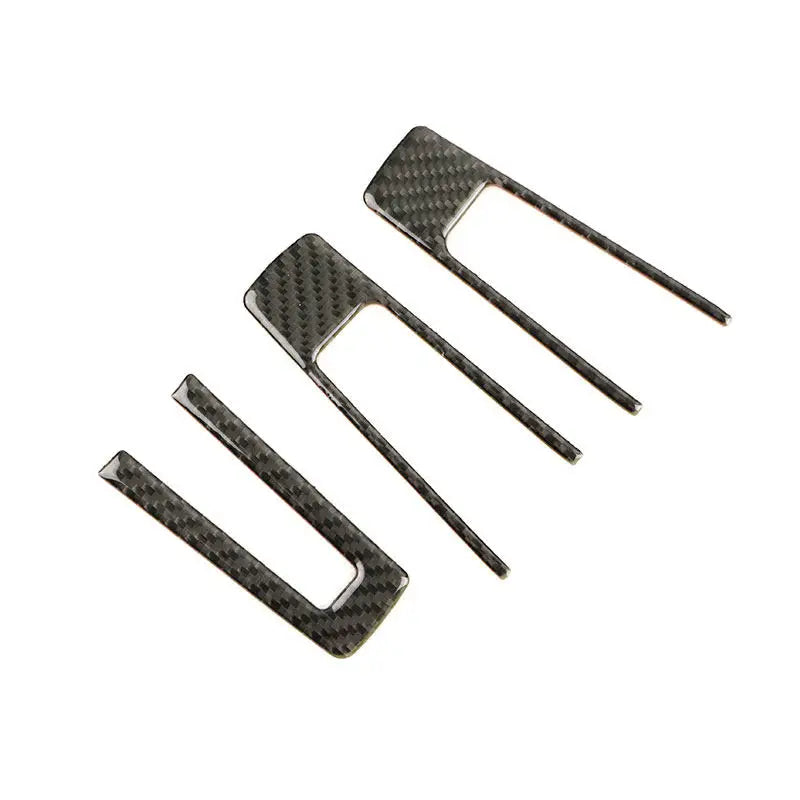 Inserts carbone des branches latérales et basse du volant de Ford Mustang vus de biais