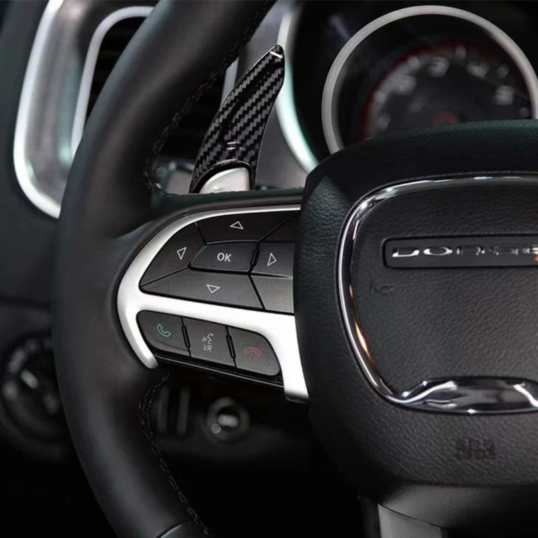 Extension de palette au volant en carbone montée sur le volant d'une Dodge Charger