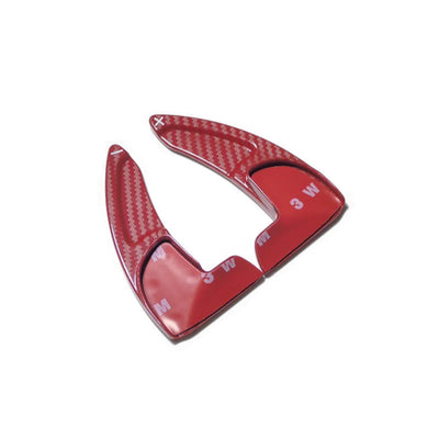 Extension de palette au volant Dodge Charger en carbone rouge, la paire vue de dos avec ses adhésifs 3M
