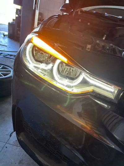 Clignotant ambre du phare LED en fonctionnement sur une BMW F30
