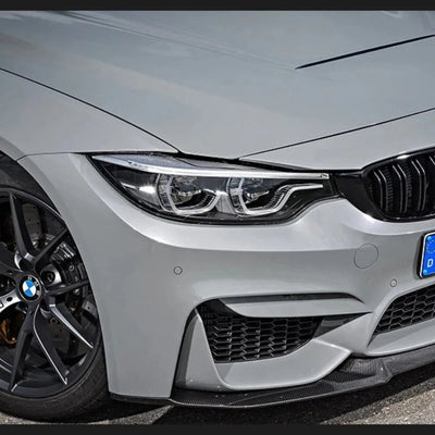 Phare LED monté sur une BMW M4 grise, anneaux éteints de jour