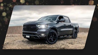 Dodge RAM 1500 gris équipé des phares LED, vu de trois quarts avant