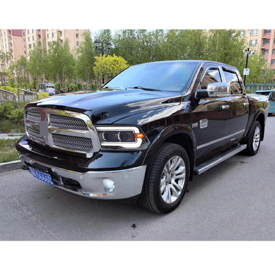 Dodge RAM 1500 noir équipé des phares LED, vu de trois quarts avant
