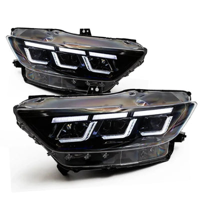 Phares LED Mustang vus de trois quarts, griffes lumineuses allumées