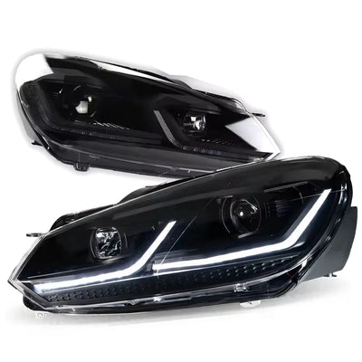 Phares LED Golf 6 avec liseré blanc allumé, vus de trois quarts