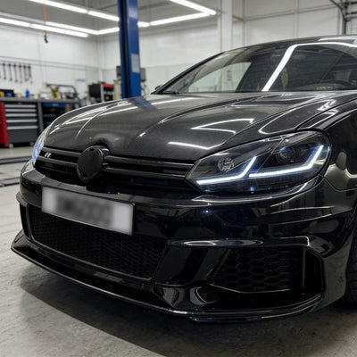 Phare LED monté sur une Golf 6 noire, liseré lumineux allumé en atelier