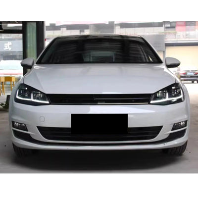 Golf 7 blanche de face avec les phares LED à bandeau blanc allumés