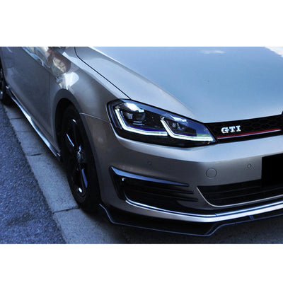 Golf 7 GTI brune équipée des phares LED à liseré bleu, feux de jour allumés
