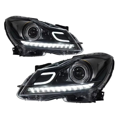 Phares LED Mercedes W204 vus de trois quarts, feux de jour allumés