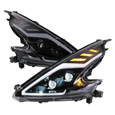 Phares LED Nissan 370Z vus de trois quarts, l'un éteint, l'autre allumé