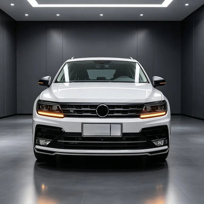 Volkswagen Tiguan blanc de face avec les deux clignotants ambre allumés