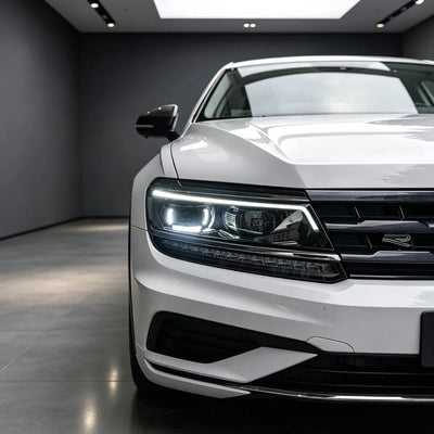 Volkswagen Tiguan blanc équipé du phare LED, feux de jour allumés