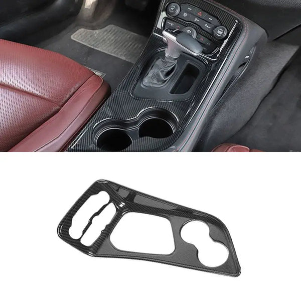 Platine centrale carbone montée sur la console d'un Dodge Challenger, avec la pièce seule en dessous