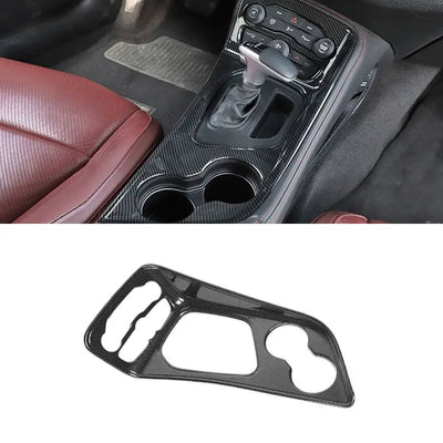 Platine centrale carbone montée sur la console d'un Dodge Challenger, avec la pièce seule en dessous