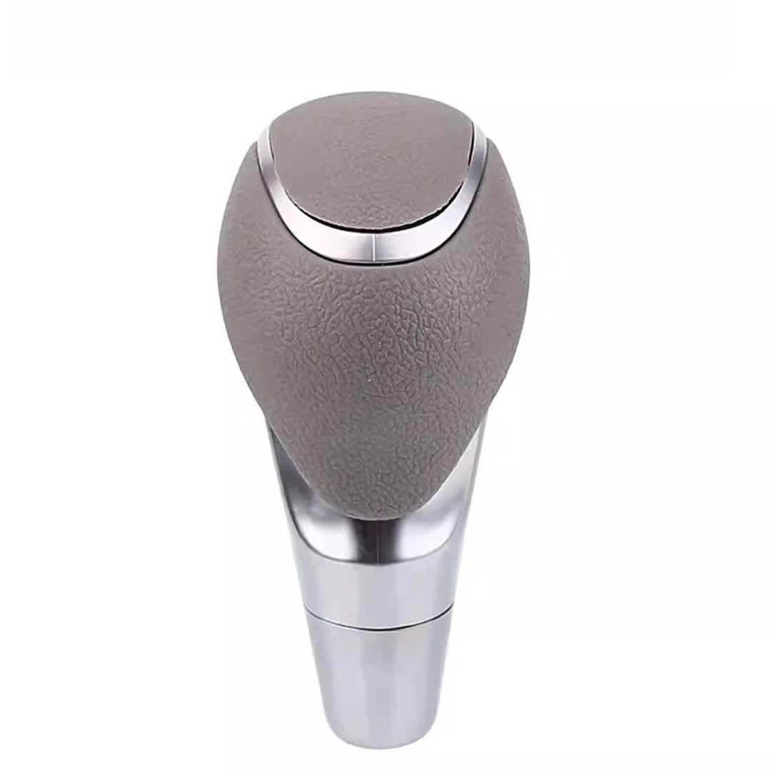 Pommeau pour boîte automatique Peugeot 3008 gris taupe clair avec liserés chromés, vue de face
