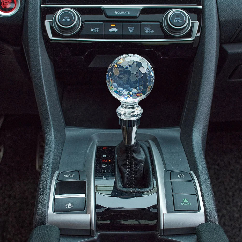 Pommeau de vitesse Crystal en boule à facettes monté sur le levier d'une boîte automatique