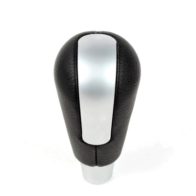 Détail du pommeau de vitesse Axela 3 en cuir noir lisse et gris mat pour boîte automatique