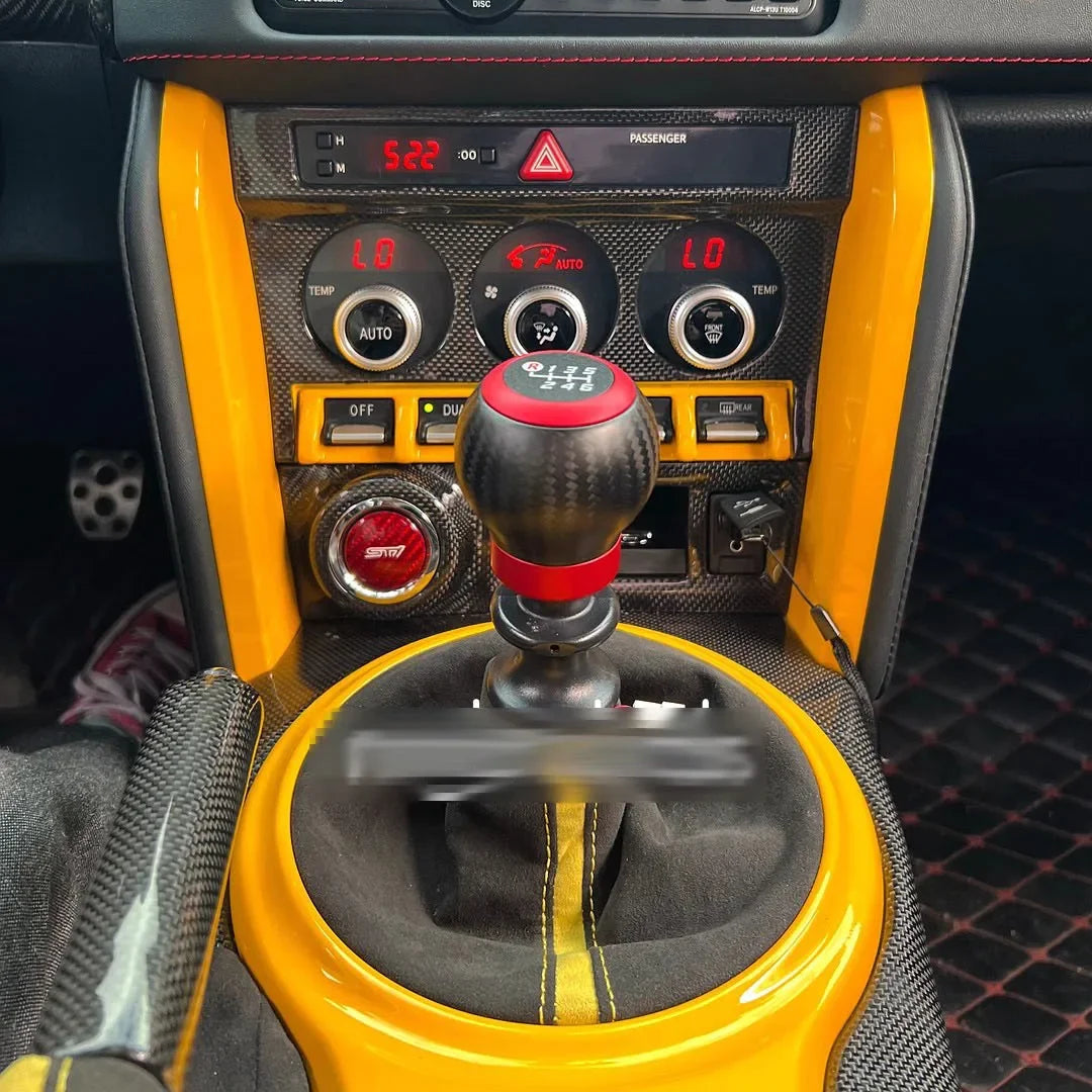 Pommeau de vitesse Toyota GT86 installé sur levier de boîte manuelle 6 vitesses