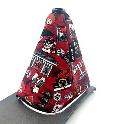 Soufflet de levier de vitesse JDM motif L, chats maneki-neko et daruma sur fond rouge