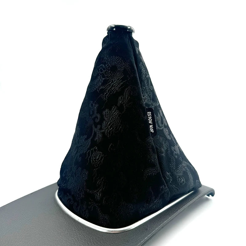Soufflet de levier de vitesse JDM motif M, dragon noir ton sur ton sur tissu noir