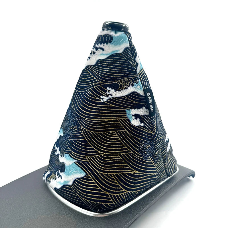Soufflet de levier de vitesse JDM motif D, grande vague style Hokusai bleu clair sur fond noir