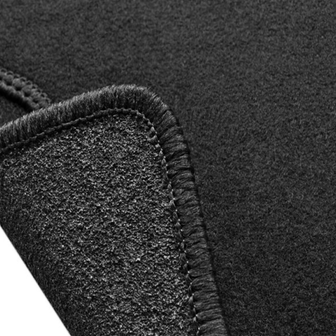 Bordure surpiquée noire d'un tapis de sol voiture en velours