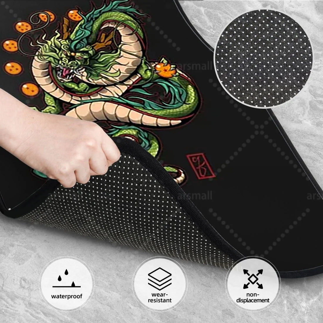 Détail du dos à picots du tapis de sol voiture dragon vert