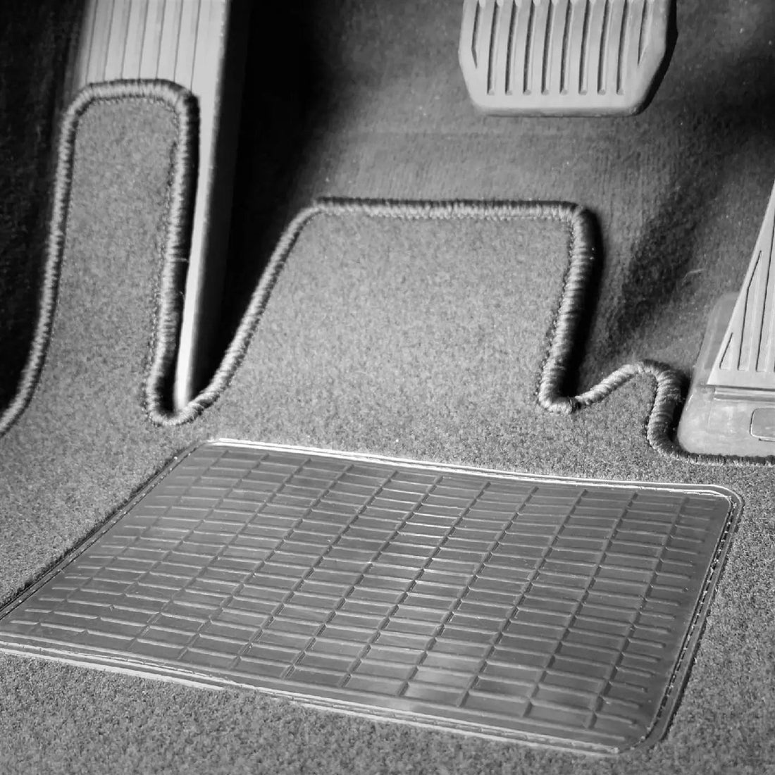 Tapis de sol voiture sur mesure avec talonnette sous les pédales