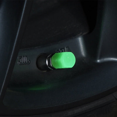 Bouchon de valve lumineux vert monté sur la valve d'une jante, de nuit