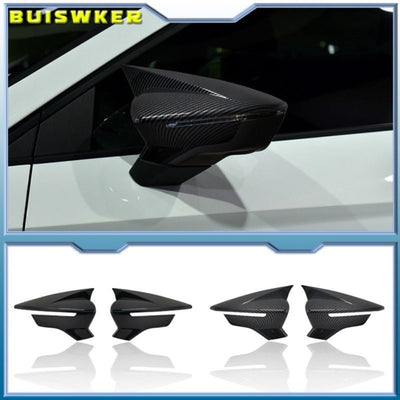 Coque de rétroviseur Seat Ibiza montée sur le véhicule, avec les paires disponibles en noir brillant et en carbone