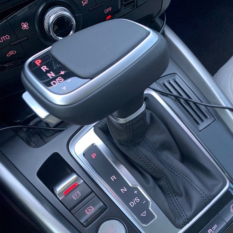 Pommeau de vitesse automatique Audi avec lumières sur le pommeau.