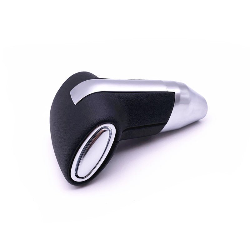 Pommeau de vitesse automatique en cuir noir grainé, bouton de déverrouillage chromé et pied argent