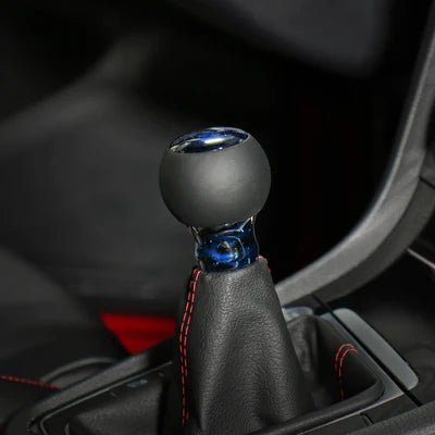 Pommeau de vitesse bleu étoilé monté sur le levier, sphère en suédine noire et embase bleu nuit pétillée