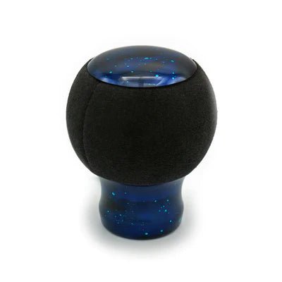 Pommeau de vitesse bleu étoilé monté sur le levier, sphère en suédine noire et embase bleu nuit pétillée