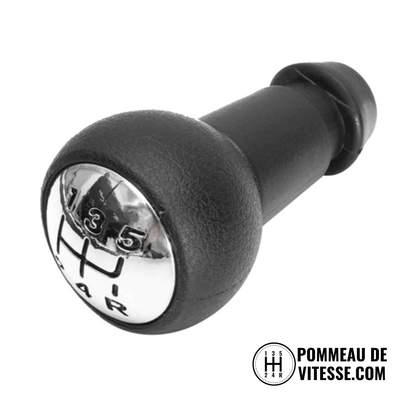 Pommeau de vitesse C4 Picasso noir grainé posé sur le côté, pastille chromée à grille 5 rapports