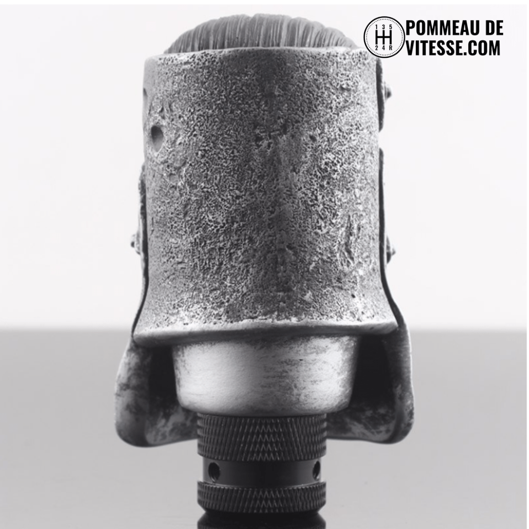 Pommeau de vitesse casque de chevalier vu de dos, patine grise et bague de serrage moletée